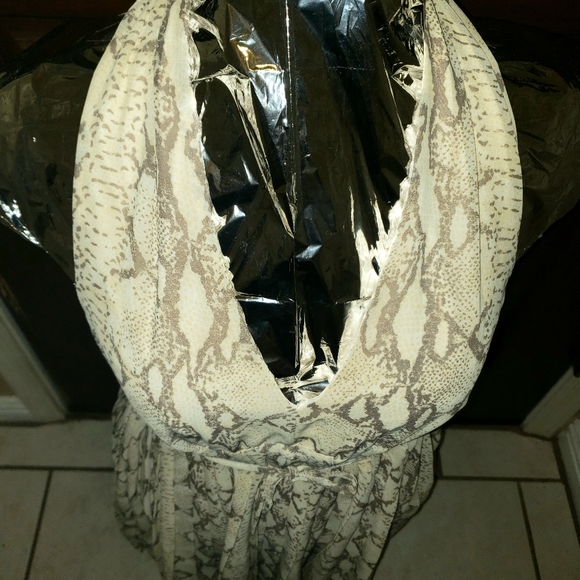 5/35 NWOT H&M DRESS SZ 8 DEEP V NECK SHEER PLEATED - Picture 3 of 7